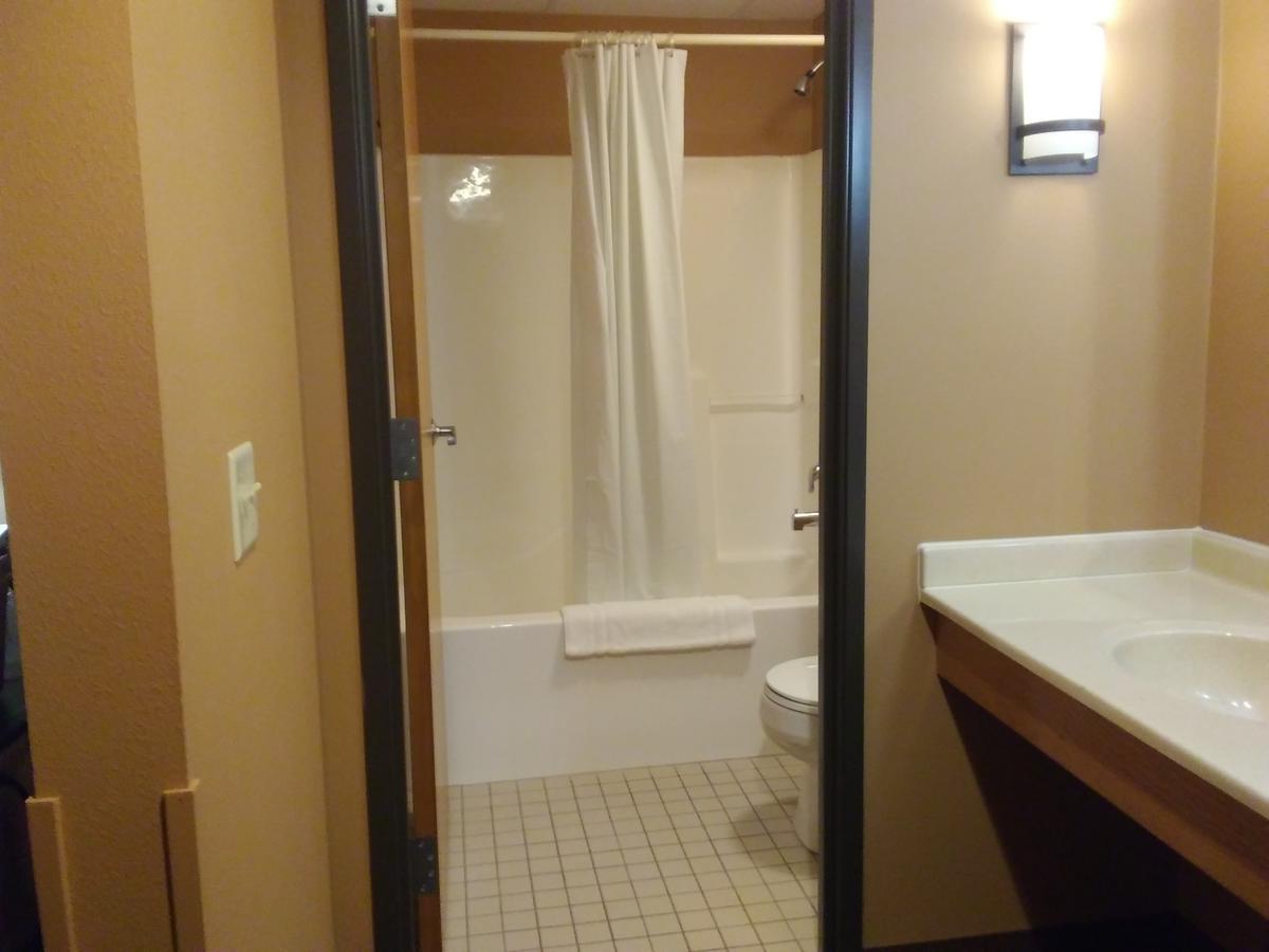 Prairie Inn & Suites Holmen Екстериор снимка